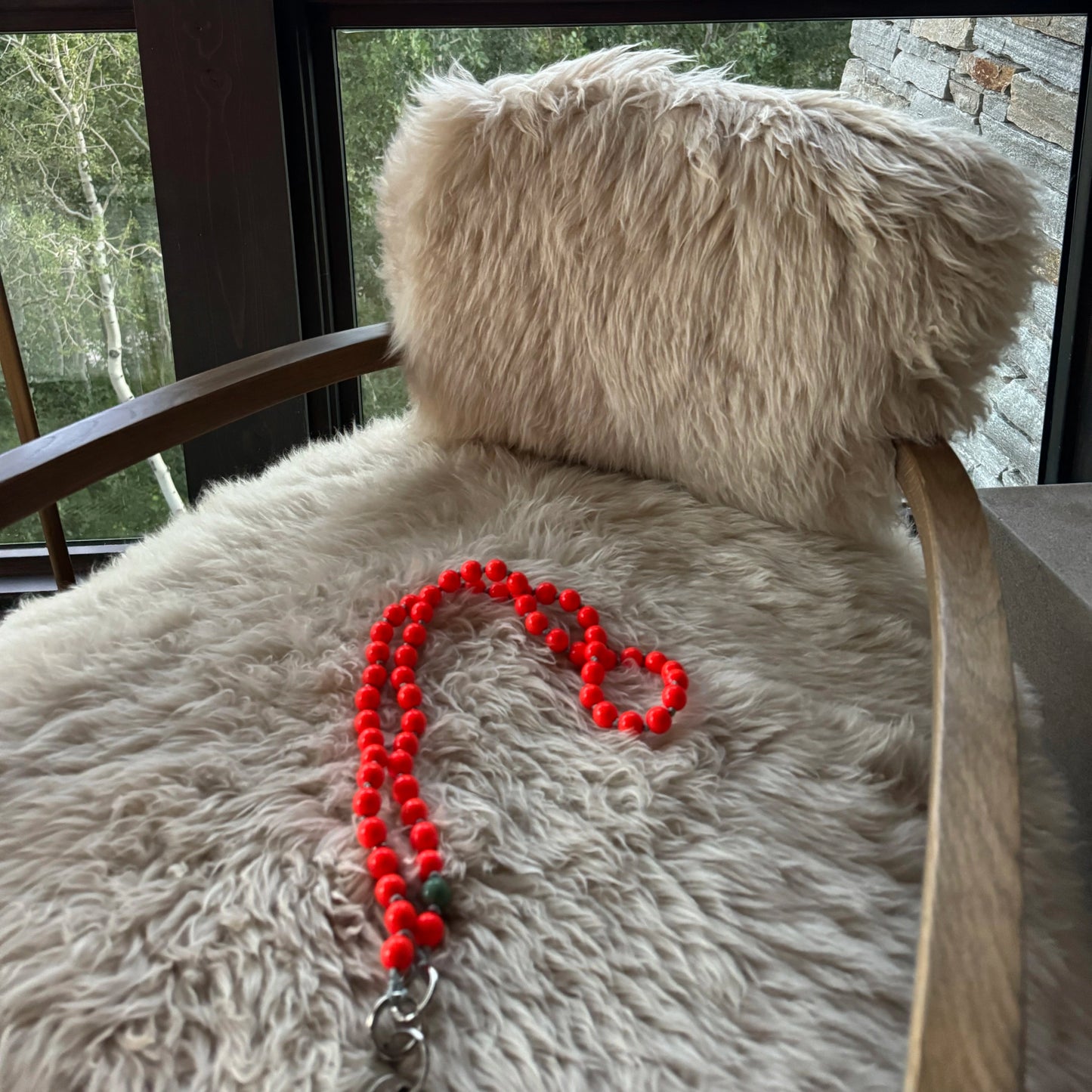 foxy upbeads Midi 100cm neon orange necklace auf Fell