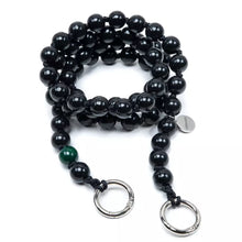 Laden Sie das Bild in den Galerie-Viewer, upbeads Nightshift Crossbody schwarze Perlen black beads Holzkugeln Handykette Holzperlenkette Holzperlen cellphone chain keychain wooden bead chain