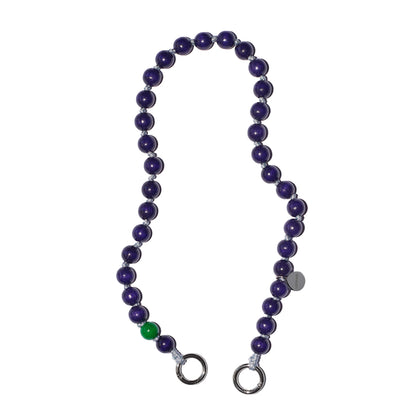 produktbild upbeads shortie Plum mit dunkellila Holzperlen auf grauem Band mit einer grünen Signatur Holzperle auf weissem Hintergrund
