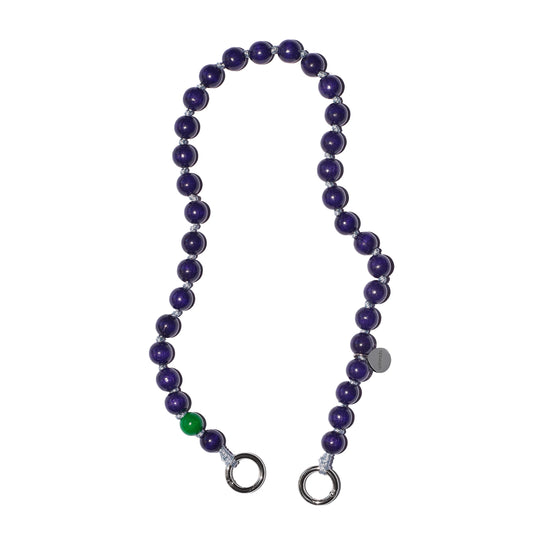 produktbild upbeads shortie Plum mit dunkellila Holzperlen auf grauem Band mit einer grünen Signatur Holzperle auf weissem Hintergrund