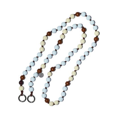 Vanilla Bean Crossbody-Handykette aus 14 mm Holzperlen in Hellblau, Creme und Braun, handgeknüpft in Hamburg – Länge 120 cm oder 130 cm, nachhaltiges Accessoire mit Karabinerringen, kompatibel mit allen Handyhüllen mit Ösen.