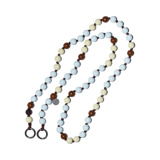Vanilla Bean Crossbody-Handykette aus 14 mm Holzperlen in Hellblau, Creme und Braun, handgeknüpft in Hamburg – Länge 120 cm oder 130 cm, nachhaltiges Accessoire mit Karabinerringen, kompatibel mit allen Handyhüllen mit Ösen.