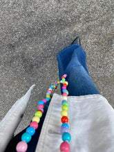 画像をギャラリービューアに読み込む, confetti upbeads looking down to the street and colorfull pastel beads chain