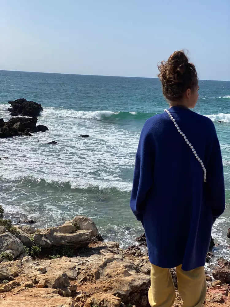 lavan blue blau crossbody upbeads ocean beach waves girl watching waves wearing upbeads lavan blue