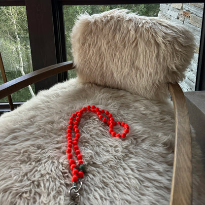 foxy upbeads Midi 100cm neon orange necklace auf Fell 